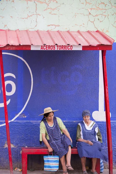 Mulheres idosas bolivianas sentadas em um banco, Tupiza — Fotografia de Stock