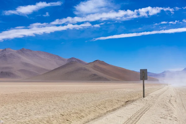 Faixa off-road no deserto do Atacama, Bolívia — Fotografia de Stock