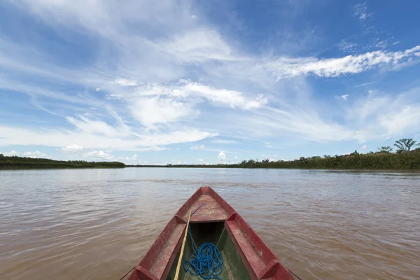 Perjalanan pada perahu kayu di Sungai Beni dekat Rurrenabaque, biru s — Stok Foto