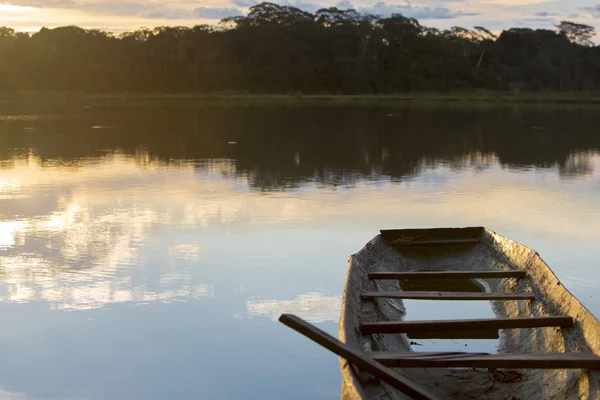 Pôr do sol em um lago com canoa, Parque Nacional Madidi. Bolívia — Fotografia de Stock