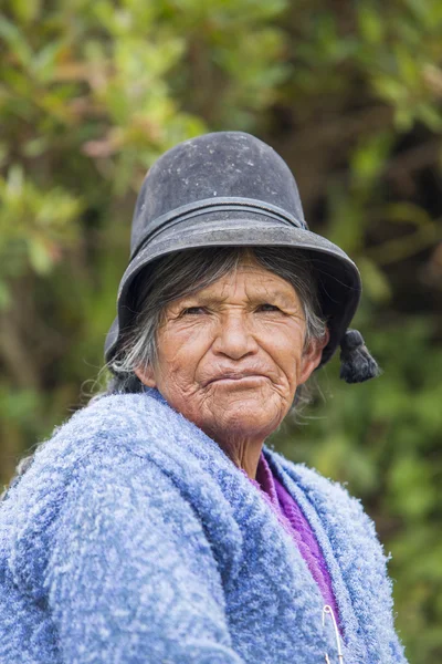 Porträt einer bolivianischen Frau, die in isla del sol, Bolivien lebt — Stockfoto
