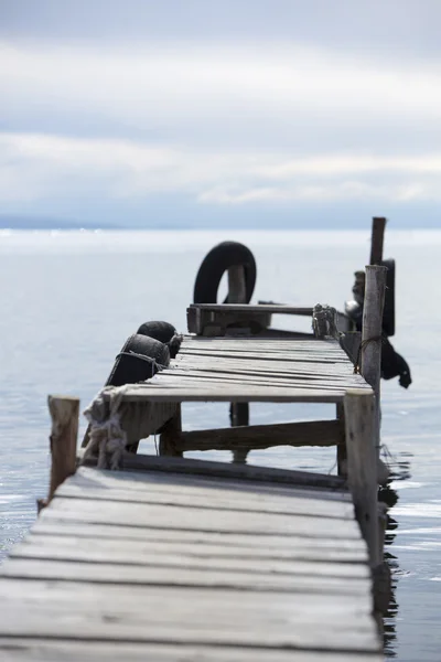 Oude houten pier op het Titicacameer, Copacabana in Bolivia — Stockfoto