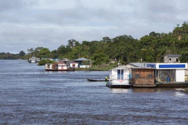 Küçük liman ve Brezilya'da Amazon nehrinde genel tekneler