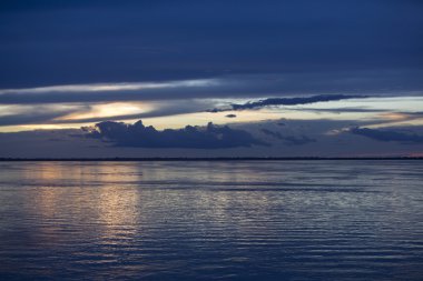 Yağmur ormanlarında, Brezilya Amazon nehri üzerinde renkli günbatımı
