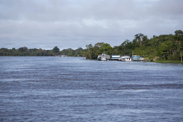 Piccolo porto e barche pubbliche sul Rio delle Amazzoni in Brasile — Foto Stock