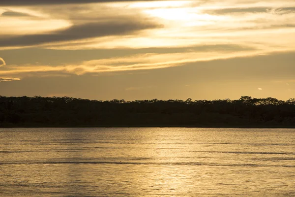 Kleurrijke zonsondergang op de rivier de Amazone in het regenwoud, Brazilië — Stockfoto