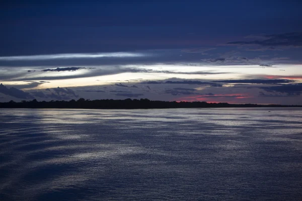 Цветной закат на реке Амазонка в тропическом лесу, Бразилия — стоковое фото