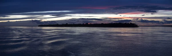 Colorido atardecer en el río Amazonas en la selva tropical, Brasil —  Fotos de Stock