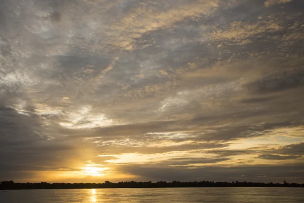 Färgstark solnedgång på floden Amazonas i regnskogen, Brasilien — Stockfoto
