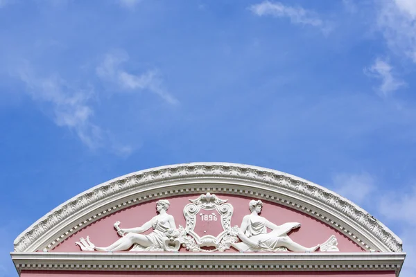 蓝蓝的天空，巴西马瑙斯歌剧院的亚马逊剧场 — 图库照片