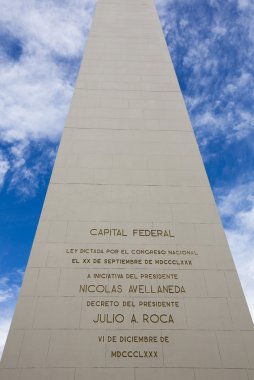 Mavi gökyüzü karşı Obelisco de Buenos Aires