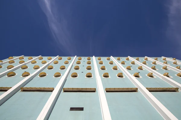Plastfönster och ovanligt modern fasad i Buenos Aires — Stockfoto
