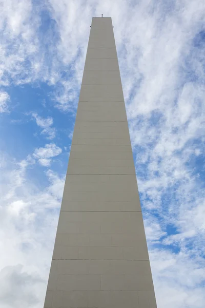 O Obelisco de Buenos Aires contra um céu azul — Fotografia de Stock