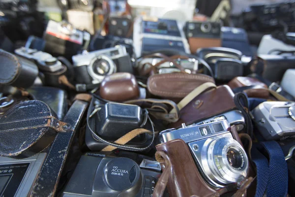 Samenstelling van oude camera's in rommelmarkt in Buenos Aires — Stockfoto