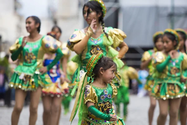 Salta, Arjantin karnaval açılması için performans dansçılar — Stok fotoğraf
