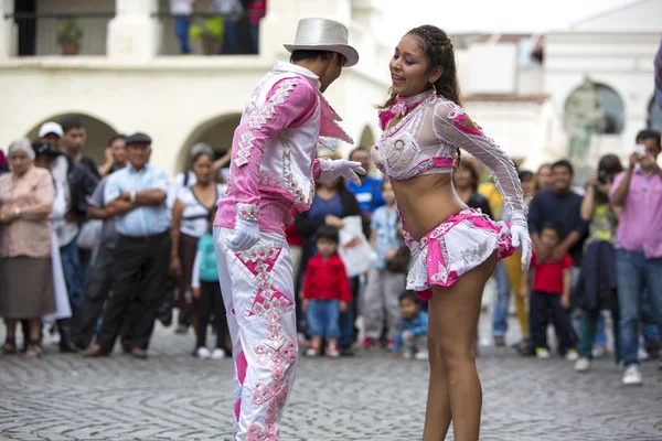 Bailarines actuando para la inauguración del carnaval de Salta, Argentina — Foto de Stock