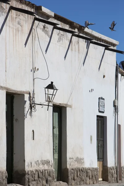 在 Cachi，蓝蓝的天空、 鸟儿的殖民地建筑。阿根廷 — 图库照片