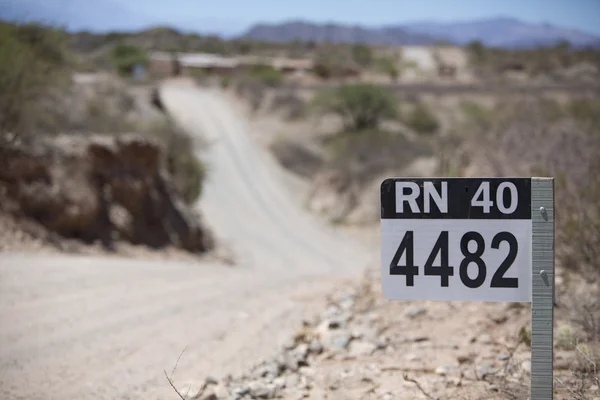 Ruta 40 señalización carretera en el norte de Argentina — Foto de Stock