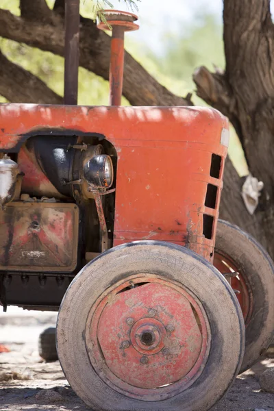 Devant un vieux tracteur agricole abandonné à Salta Argentina — Photo