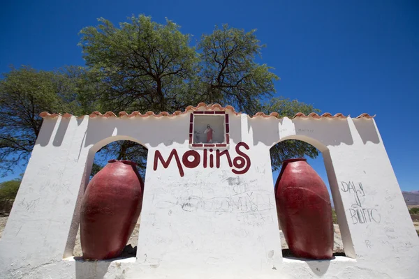 Muro blanco de bienvenida y firma en Molinos, cerca de Cachi. Argentina — Foto de Stock