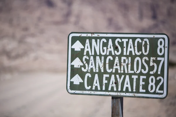 Route 40 teken weg in ten noorden van Argentinië — Stockfoto