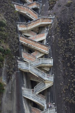 Dik adımları yükselen Guatape Rock, Piedra el Penol, Colombi.