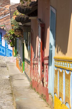 Renkli sokak Guatape town yakınındaki Medellin, Colombia