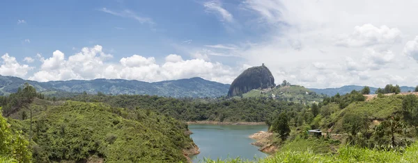 Meren en de Piedra el Penol op Guatape in Antioquia, Colombia — Stockfoto