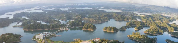 Lacs et îles à Guatape en Antioquia, la Colombie — Photo