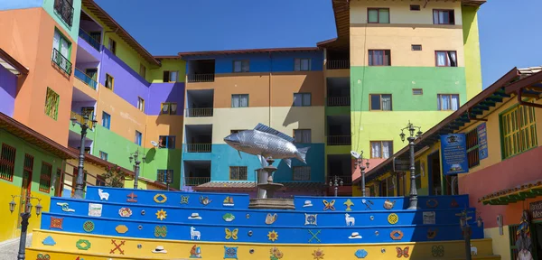 Square with silver fish statue and colorful facades, Guatape — Stock Photo, Image