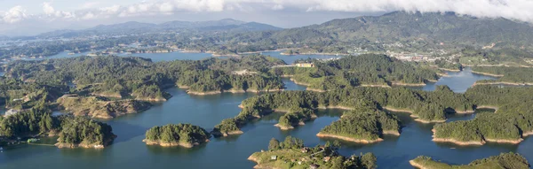 Meren en eilanden op Guatape in Antioquia, Colombia — Stockfoto