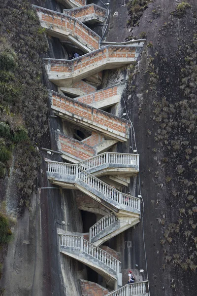 Guatape ロック、ピエドラ エル Penol、コロンビ上昇の急な階段 — ストック写真