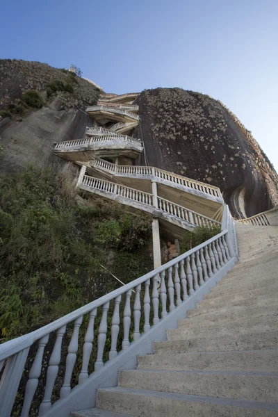 Escaleras empinadas que suben por la roca Guatape, la Piedra el Penol, Colombi — Foto de Stock