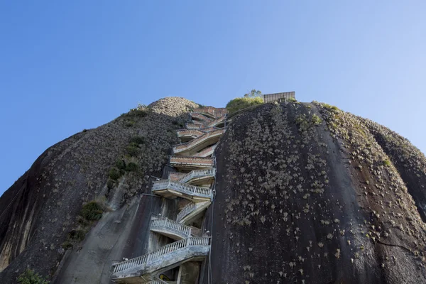 Guatape ロック、ピエドラ エル Penol、コロンビ上昇の急な階段 — ストック写真