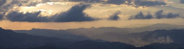 日落和山在安蒂奥基亚，哥伦比亚瓜塔佩 — 图库照片