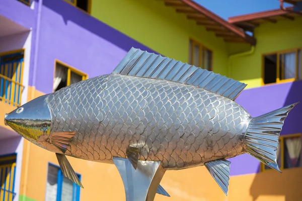 Estátua de prata peixe e fachadas coloridas, Guatape — Fotografia de Stock