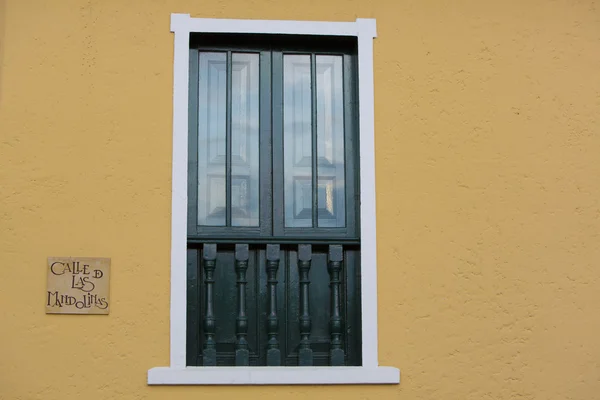 Aanmelden koloniale geel muur met venster details, Bogota — Stockfoto