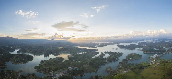 Lacs et îles à Guatape en Antioquia, la Colombie — Photo