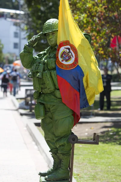 Kolumbianischer Soldat und Flagge in der Straße von Bogota — Stockfoto