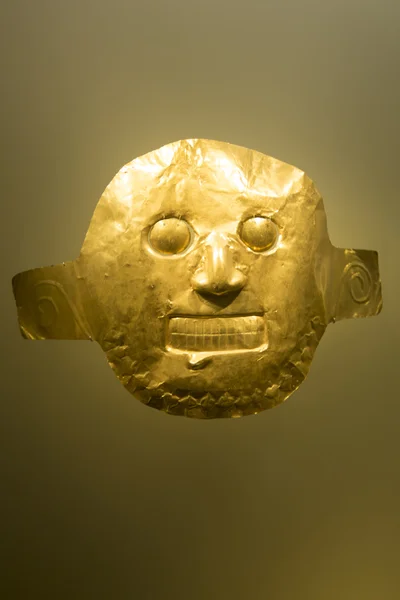 Máscara funerária inca de ouro martelado da Colômbia — Fotografia de Stock