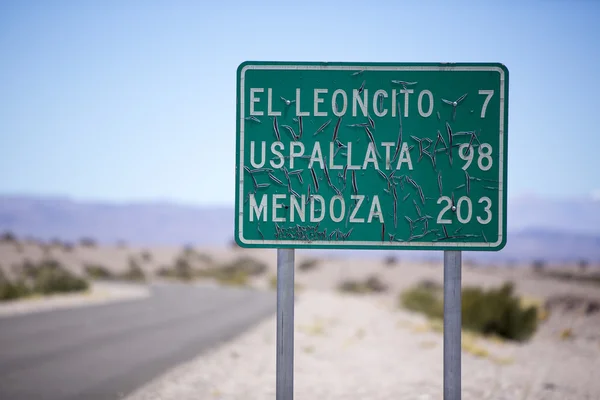 Route 40 old sign road to Mendoza in north of Argentina — Stockfoto