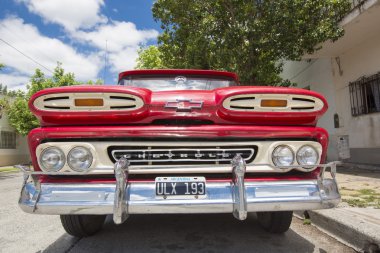 Salta, Arjantin eski retro kırmızı Chevrolet