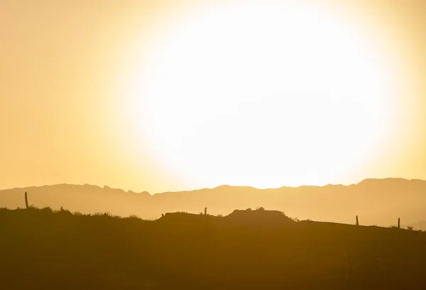 Silhueta de deserto árido e colinas durante o pôr do sol, Ischigualasto — Fotografia de Stock