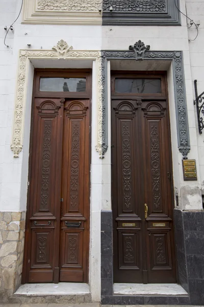 Architektura v Salta, Argentině a koloniální dveře — Stock fotografie