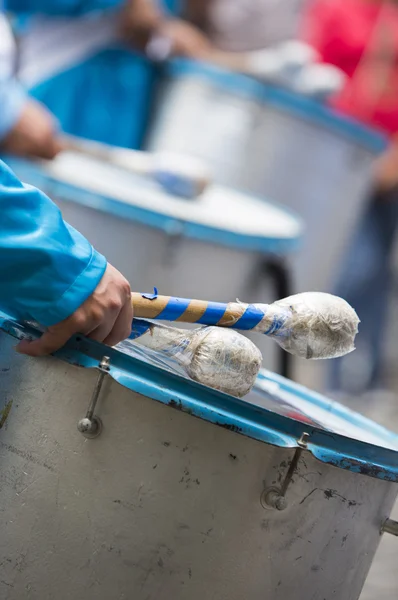 Baterista tocando para la inauguración del carnaval de Salta, Argentina — Foto de Stock