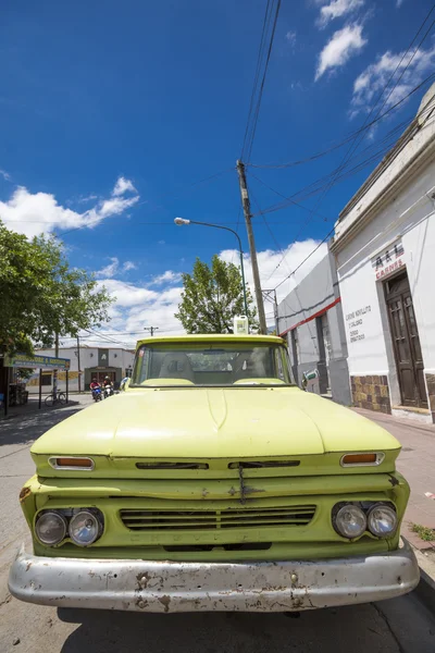 Antiguo Chevrolet retro verde en Salta, Argentina — Foto de Stock