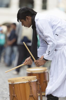 Salta, Arjantin karnaval açılması için performans müzisyen