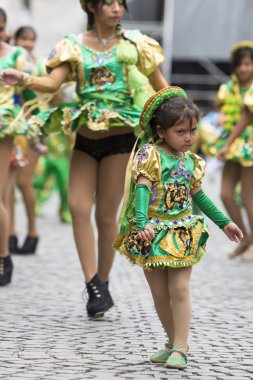 Salta, Arjantin karnaval açılması için performans dansçılar