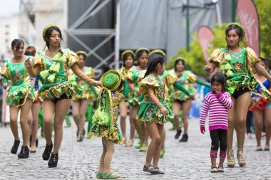 Salta, Arjantin karnaval açılması için performans dansçılar