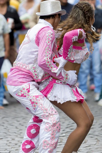 Dançarinos se apresentando para a abertura do carnaval de Salta, Argentina — Fotografia de Stock